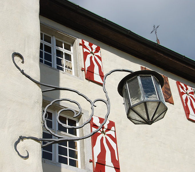 Holzfenster, Jalousieläden und Dachuntersicht