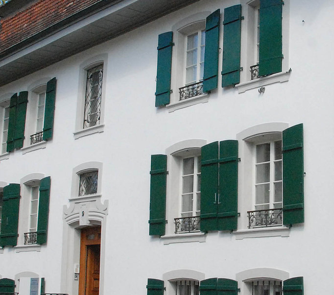 Holzfenster, Jalousieläden und Dachuntersicht