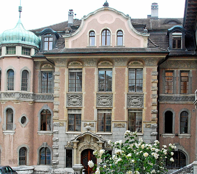 Holzfenster, Jalousieläden und Dachuntersicht